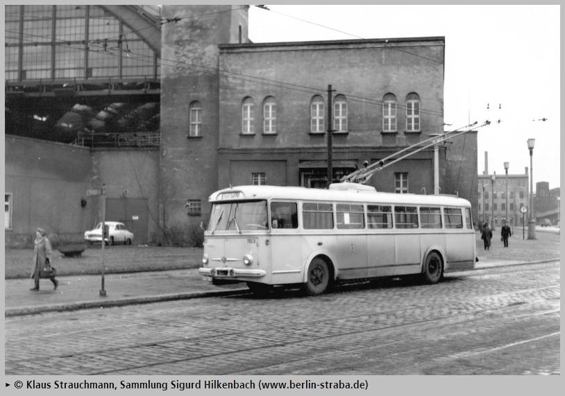Berliner Obus Nr. 1103 und späterer Eberswalder Obus Nr. 29(I)) vom tschechischem Typ ŠKODA 9 Tr5 an der Haltestelle Ostbahnhof